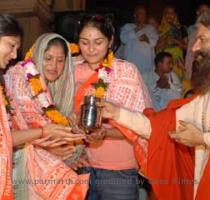 Pujya Swamiji blesses Smt  Varshaben Patel and her divine daughters Poorna and Niyati