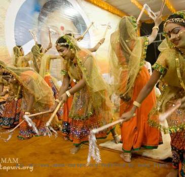 Garba  danse du Gujarat   �tudiantes de l Amrita Vidyalayam de Chavakkad