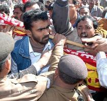 Left Parties  Effective Jharkhand Bandh ACTIVISTS OF DIFFERENT JHARKHAND LEFT PARTIES SCUFFLING WITH POLICE AFTER OBSTRUCTION BY ADMINSTRATION ON THEIR PROCESSION DURING JHARKHAND BANDH IN SUPPORT OF ALL INDIA TRADE UNION STRIKE