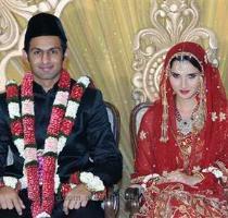 <p>India  tennis player Sania Mirza  R  and Pakistani cricketer Shoaib Malik smile during their wedding ceremony at a hotel in the southern Indian city of Hyderabad April 12  2010  < p>