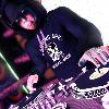 Dj Shadow dans Dj Hero Vous avez s�rement d�j� entendu parl� du prochain jeu dans la veine des jeux de musique comme Guitar Hero et Rock Band  Il s agit de Dj Hero  qui vous laissera prendre la place  vous