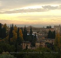 por el Hotel  En pleno centro hist�rico y comercial de Granada   al pi� de la Alhambra y del Albayc�n   se encuentra en la situaci�n ideal para que puedas disfrutar de la ciudad  La mayor riqueza art�stica de Granada es el arte hispanomusulm�n y en especial la ciudad palatina de la Alhambra y el Generalife   La Alhambra   ciudad palatina nazar�  declarada