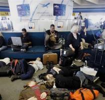 <p>JetBlue Airways Corp  passengers sleep and work on computers as they wait for flights at New York s John F  Kennedy Airport  in this Feb  15  2007 file photo  Travel in 2007 was marked by high gas prices  new passport rules  record lows for the dollar  and record high air travel  < p>