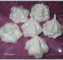 four  Lorsque les petites meringues sont pr�tes  les retirer avec une spatule et poser sur une assiette � petits fours  Ne pas oublier qu elles doivent �tre tr�s petites et bien cuites