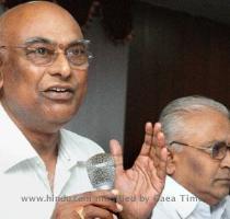 Photo  T Vijaya Kumar Chairman of Vignan Group Educational Institutions Lavu Rathiah speaking at a press conference in Guntur on Wednesday