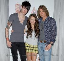 Trace Cyrus junto a Miley y su padrastro Billy Ray Cyrus Y aunque Miley y Trace tienen sus m�s y sus menos  como todos los hermanos  la verdad es que se llevan bastante bien y se ayudan en