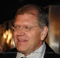 Director producer Robert Zemeckis arrives at the Los Angeles Premiere of  Beowulf  at Westwood Village on November 5  2007 in Weswood  California  � WireImage com