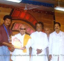 best actor award jpg Ilayathalapathy Vijay won the Tamil Nadu state s Best Actor award for his film Kaadhalukku Mariyadhai in 1997