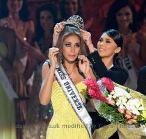 Enlarge The new Miss Universe 22 year old Dayana Mendoza received the crown from Riyo Mori  Miss Universe 2007