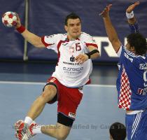 Halbfinale Halbfinale Kroatien   Polen am Freitag in der Arena in Zagreb  Der Pole Michal Jurecki  l  wirft den Ball gegen den Kroaten Igor Vori   FOTO  DPA