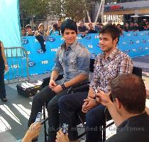 Kradam Press Conference Posted by Kim on May 19th  2009 filed in American Idol Kris   Adam = waaay too much cuteness  Yesterday afternoon they did a press conference outside the Nokia theater  where they were asked a bunch of dumb questions like  how do you sing so