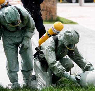 In the first drill  special policemen and armed policemen confronted  terrorists  in the city s square and the  terrorists  triggered the bombs which spread radioactive contaminants  Members of the special police check the site of a  dirty bomb  during an anti terrorism drill in Hohhot  capital of north China s Inner Mongolia Autonomous Region  June 9  2009   Xinhua Zheng