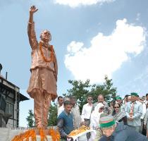 Virbhadra Singh  Chief Minister led the State in paying floral tributes to the dynamic and visionary former Prime Minister  late Mr  Rajiv Gandhi  on his 16th Death Anniversary which is being