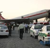 � AP Passagiers zouden verklaard hebben dat de piloten hen lieten weten dat men een noodlanding moest maken omdat er een melding was van problemen met het landingsgestel  Volgens ooggetuigen