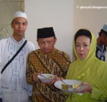 akan mencoba menceritakan kronologis garis besarnya di akhir paragaraf kenapa saya bisa sampai di rumah Bapak Hamzah Haz dan berfhoto bersama Bapak Habibie dan Ibu Megawati Soekarno Putri  gambar 1  Saya  Bapak Habibie  dan Ibu Ainun Habibie