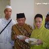 akan mencoba menceritakan kronologis garis besarnya di akhir paragaraf kenapa saya bisa sampai di rumah Bapak Hamzah Haz dan berfhoto bersama Bapak Habibie dan Ibu Megawati Soekarno Putri  gambar 1  Saya  Bapak Habibie  dan Ibu Ainun Habibie