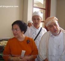 gambar 1  Saya  Bapak Habibie  dan Ibu Ainun Habibie gambar 2  Ibu Megawati   saya  dan Sayyid Abbas bin Alawi AL Maliki AL Hasani Kenapa saya bisa berfhoto dengan beliau2        Karena pada hari tersebut di rumahnya Bapak Hamzah Haz