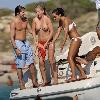 avec de  jolies  filles aux seins refaits sur un bateau  En compagnie de Gary Dourdan   des Experts  les deux nanas se l�chent les seins et se prennent en photos avec des poses coquines