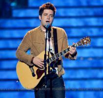 On the  merican Idol finale  Lee DeWyze attempts to woo the audience with U2   eautiful Day  but Bowersox wins them over with  p to the Mountain  CLICK PIC for more  dol moments  On the  merican Idol finale  Lee DeWyze attempts to woo the audience with U2   eautiful Day  but Bowersox wins them over with  p to the Mountain  CLICK PIC for more  dol moments