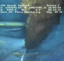 <p>An image from a live video feed the oil plume is seen on the BP com website early Wednesday  May 26  2010  The oil company planned a  top kill  designed to choke off the gusher of oil at the bottom of the Gulf of Mexico by force feeding it heavy drilling mud and cement early Wednesday May 26  2010  < p>