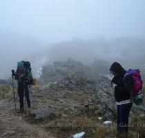 el sendero hacia el sur  nos encontramos con el �nico lugar habitado de todo el recorrido  el puesto de don Domingo Gal�n   Despu�s de saludar  seguimos el rumbo al sur  urgidos por la neblina que amenazaba con cubrirnos  Un tramo bastante recortado nos detuvo un tanto  mientras se acercaba el final del recorrido  Finalmente  entre las nubes bajas y el garrotillo