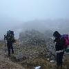 el sendero hacia el sur  nos encontramos con el �nico lugar habitado de todo el recorrido  el puesto de don Domingo Gal�n   Despu�s de saludar  seguimos el rumbo al sur  urgidos por la neblina que amenazaba con cubrirnos  Un tramo bastante recortado nos detuvo un tanto  mientras se acercaba el final del recorrido  Finalmente  entre las nubes bajas y el garrotillo