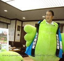 How can the government make the general public more comfortable with the new lay judge system  How about having Justice Minister Kunio Hatoyama dress up in a wacky costume  The photos were taken at an event introducing the Justice Ministry s new regional mascots   After putting on the costume  Hatoyama declared it to be uncomfortably heavy and hot