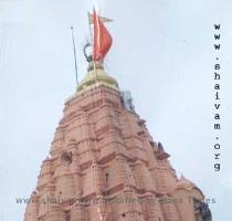 Temples of India > JyotirLinga Stories 3  SRI MAHAKALESHWAR in Ujjain avantikAyAM vihitAvatAraM muktipradAnAya cha sajjanAnAm | akAlamRityoH pariraxaNArthaM vande mahAkAlamahAsuresham || Ujjain On the banks of river Kshipra  the city of Ujjain exists in