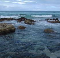 suivant liste The shallow water is very transparent among the boulders  its color is blue green where it deepens  L eau peu profonde est tr�s transparente entre les rochers  sa couleur