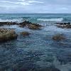 suivant liste The shallow water is very transparent among the boulders  its color is blue green where it deepens  L eau peu profonde est tr�s transparente entre les rochers  sa couleur