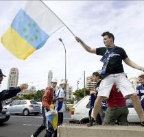 Un agente del Cuerpo Nacional de Polic�a trata de controlar ayer a varios aficionados de la UD Las Palmas  previo al partido correspondiente a la 34� jornada de liga de Segunda