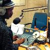 mit seinen 9 festangestellten Mitarbeitern selbst durch Werbung  Ein Ausschuss  der demokratisch gew�hlt wird und parit�tisch aus 5 M�nnern und 5 Frauen besteht wacht �ber das Programm  DJ von Radio Zibonele in Khayelitsha San Moni  der Manager sagt  dass die H�rerschaft haupts�chlich aus jungen Leuten besteht  sie m�chten aber alle Altersgruppen mit ihren Sendungen