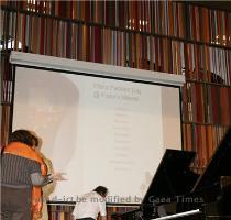 De Steinway pianostemmer  Taki Petru  zorgde ervoor dat de concertpiano s pico bello klonken voor de aanvang van de les en elk concert  De jonge pianisten die  al was het maar voor eventjes  hun werk mochten presenteren aan de grootmeester waren