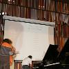 De Steinway pianostemmer  Taki Petru  zorgde ervoor dat de concertpiano s pico bello klonken voor de aanvang van de les en elk concert  De jonge pianisten die  al was het maar voor eventjes  hun werk mochten presenteren aan de grootmeester waren