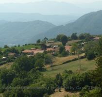 Metra � un piccolo borgo nato probabilmente in epoca romana  lungo le pendici del monte Argegna a poca distanza dal Passo dei Carpinelli e come molti altri paesi vicini  fin