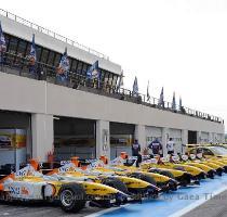 viajar�o � Fran�a para pilotar um carro de F1 nas pistas do circuito Paul Ricard High Tech Test Track  em Castelet  Marselha   A viagem dos ganhadores acontecer� no in�cio de novembro  A marca informa que cada cliente que visitar uma concession�ria Renault e realizar um test drive ganha um cupom  independente de adquirir ou n�o o carro  Caso compre um carro  o cliente