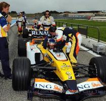 A Renault est� lan�ando uma nova promo��o onde sortear� clientes para ir � Fran�a  e ainda  pilotar um carro de F�rmula 1  A campanha  denominada  Test Drive Renault F1 Team   come�a