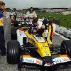 A Renault est� lan�ando uma nova promo��o onde sortear� clientes para ir � Fran�a  e ainda  pilotar um carro de F�rmula 1  A campanha  denominada  Test Drive Renault F1 Team   come�a