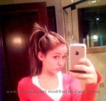 Miley Cyrus ist halt doch immer noch ein kleines M�dchen und macht f�r das Alter gar nicht so ungew�hnliche Spiegel im Bad Selbstportraits  aber daf�r immerhin mit ihrem iPhone   Bildquelle