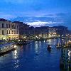 o ostrovn� m?sto  kter� je propleteno spoustou vodn�ch cest  tok? a ?�?ek  Venice pr�v? d�ky tomuto vodn�mu syst�mu pat?� mezi velmi nav?t?vovanou turistickou destinaci  Dostupn� rozli?en� 1600x1200