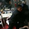 Un policía registra a un hombre en un club de alterne de Ciudad Ju� rez mientras las muchachas esperan sentadas  Camareras  bailarinas y