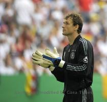 Immagine 1   Germany s goalkeeper Jens Lehmann applauds during the internatio    AFP Getty Images   Foto Sabato 31 Maggio  05 06 PM Germany s goalkeeper Jens Lehmann applauds during the international friendly soccer match Germany vs  Serbia at the Veltins Arena in the western German city of