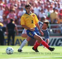 Andr�s Escobar disputa la posici�n con Eryc Winalda en el partido que Colombia perd�o 2 1  Imagen tomada de