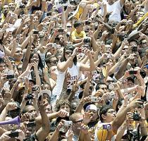 Laker fans line the parade route during the Lakers championship parade  Wednesday  June 17  2009   Michael Owen Baker Staff Photographer