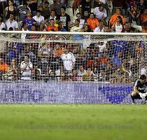 Partido ida de la supercopa de Espa�a  Valencia 3   Real Madrid 2  Guti suplente Valencia 3   Real Madrid 2   ida de la supercopa de Espa�a  El madrid se adelant� pero al final gan� el valencia  Todo queda para la vuelta en el santiago bernabeu  Un 1 0 le sirve al real