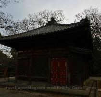 arrived at one of the temples  or was it a shrine   just as the neighboring kindergarten was letting out  All the moms parked their bikes on the temple grounds before picking up their kids  This lovely  360 year old building is known as Jigendo  ???  and can be found on the grounds of Kitain  ???