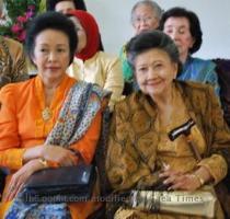 Hasri Ainun Habibie  former Indonesia s First Lady  and Herawati Diah