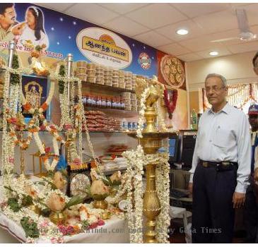 Inauguration V  Anand  left  General Manager  S Railways  with V  Sriram  right   Group General Manager  IRCTC  Indian Railway Catering and Tourism Corporation Ltd   after the