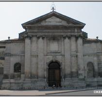 �glise construite entre 1699 1707 par l architecte parisien Ch  Daviler  Elle fut agrandie en 1835  la fa�ade est constitu�e de 4 pilastres d ordre ionique La premi�re �glise Saint Denis