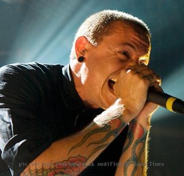 Chester Charles Bennington   Narodil sa 20 marca 1976 v meste Phoenix v ?t�te Arizona    Prez�vky  Chazy Chaz  Chemist    Jeho �loha v LP  spev  mimoriadne gitara  Jeho prv�m n�srojom bol klav�r  Ako